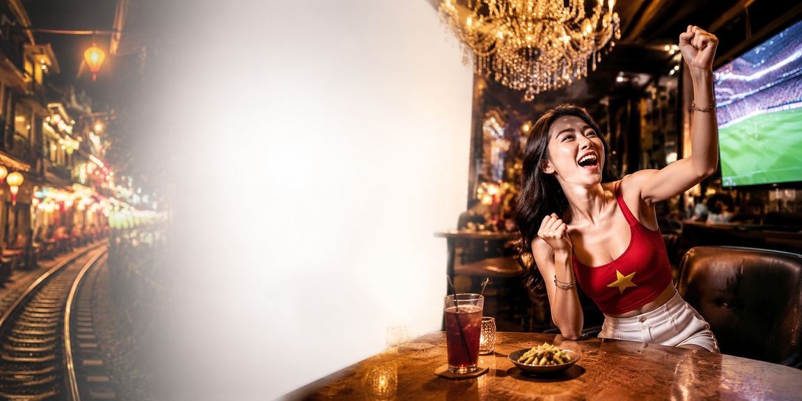 Người hâm mộ bóng đá Hà Nội xem kèo cá cược trực tuyến tại quán cà phê